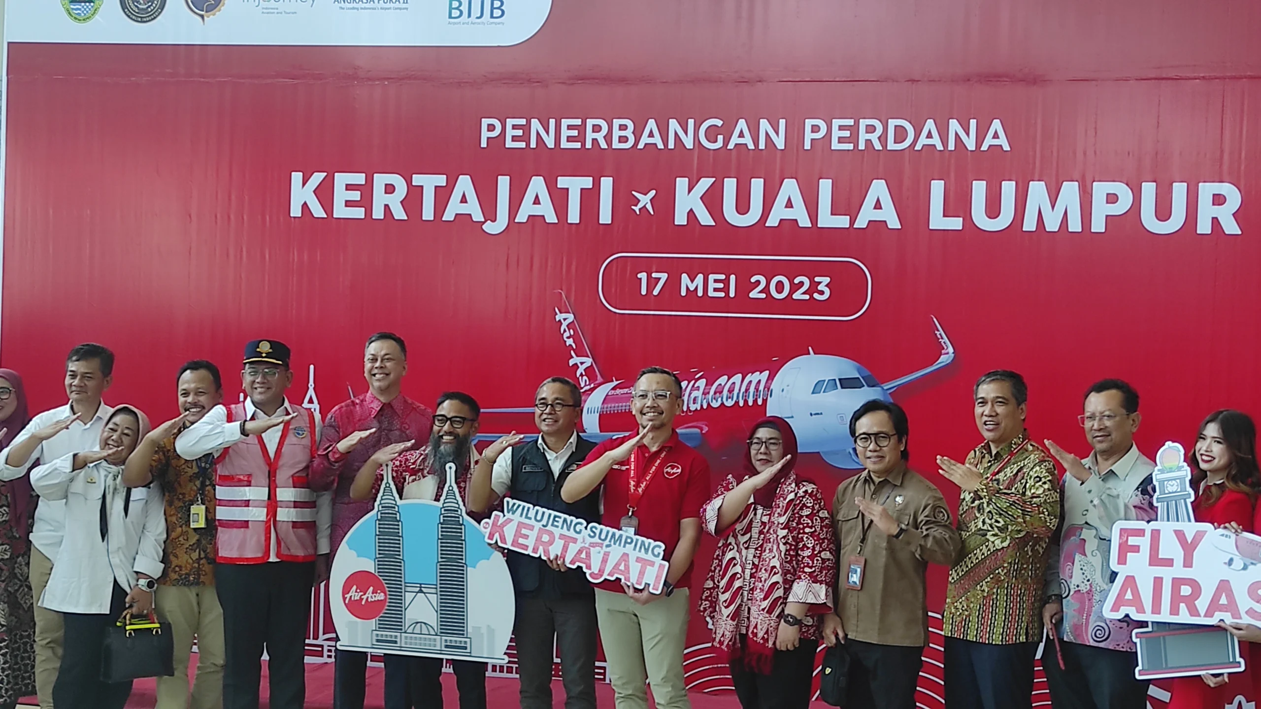 PENERBANGAN PERDANA: Penerbangan perdana dari BIJB Kertajati ke Kuala Lumpur dilaksanakan Rabu (17/5) dengan animo penumpang yang cukup tinggi