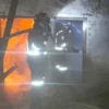 Petugas Damkar memadamkan kebakaran di Sayana