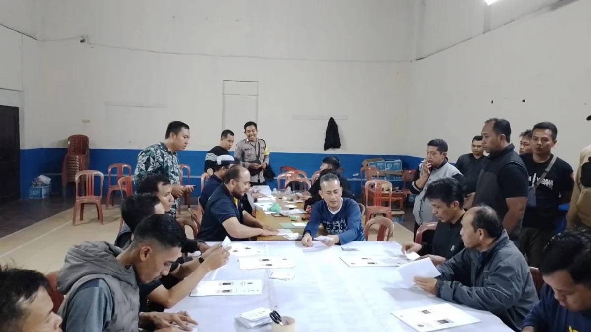 Panitia 11 dan pemerintah kecamatan terlihat sibuk melakukan proses pelipatan surat suara dengan diawasi secara ketat oleh pihak kepolisian dan TNI, Satpol PP beserta unsur lainnya