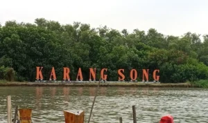 Pantai Karangsong