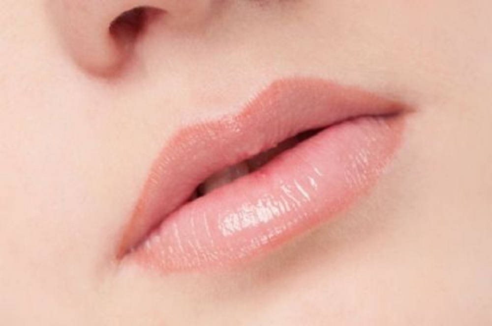 manfaat air mawar untuk bibir kering