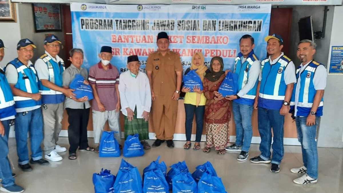 PT Jasamarga Transjawa Tol Salurkan 1.000 Paket Sembako untuk Warga di 10 Desa sekitar Jalan Tol Palimanan – Kanci