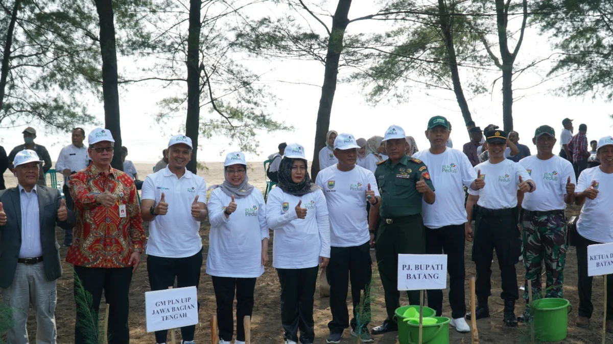 Berperan Aktif dalam Konservasi Pantai dan Air. PLN Salurkan Bantuan 31.000 Pohon untuk Kabupaten Batang