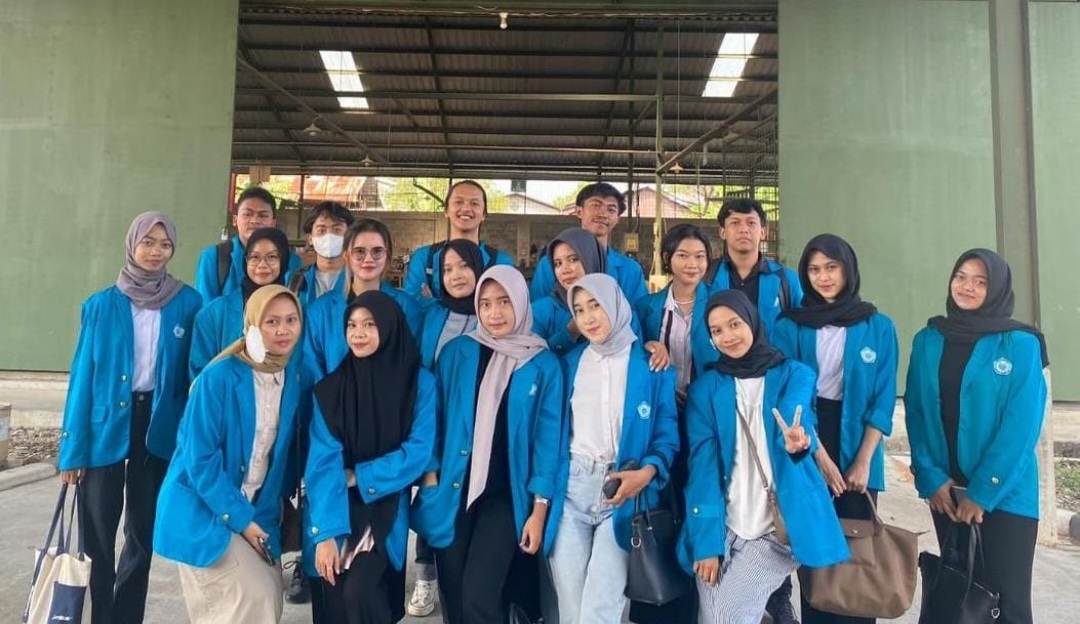 Mahasiswa FEB UGJ Cirebon melakukan observasi kepada perusahaan di Cirebon.
