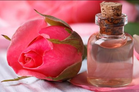 kombinasi air mawar dengan minyak zaitun untuk memutihkan wajah
