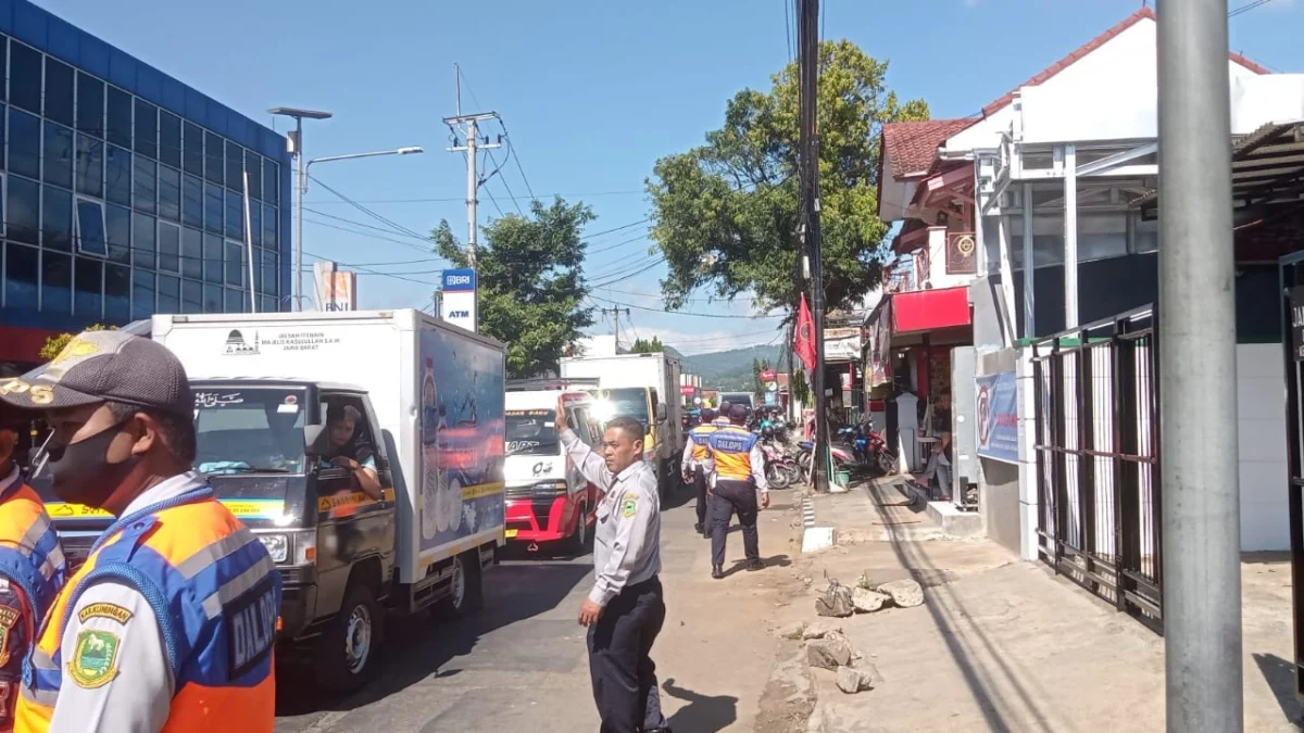 petugas gabungan menertibkan parkir liar dan pedagang kaki lima di jalan Juanda Kuningan