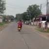 Pengguna Sepeda Listrik melintas di jalan raya