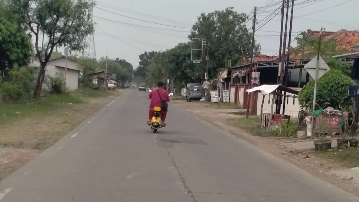 Pengguna Sepeda Listrik melintas di jalan raya