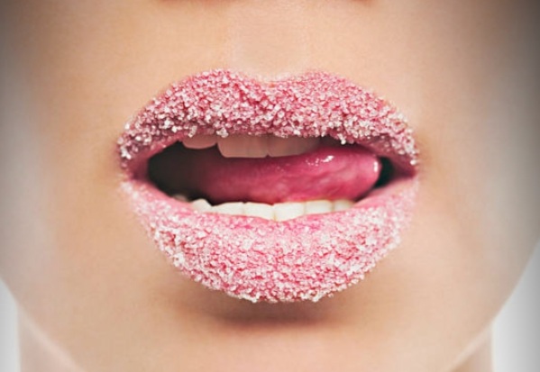 Cara Memerahkan Bibir Hitam Secara Alami Dengan Gula Pasir Usia 40 Tahun