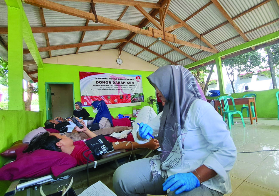 Warga Perumahan Griya Caraka Desa Kalikoa Kedawung melakukan aksi donor darah di Baperkam RW 08.