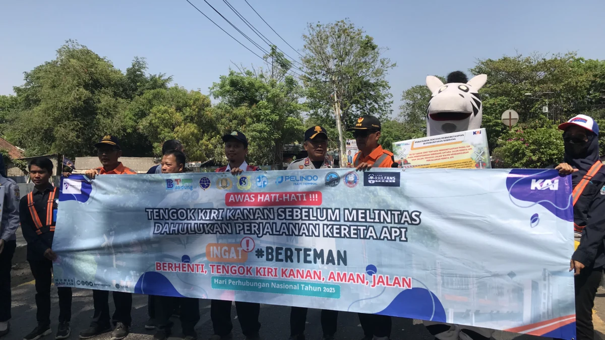 Harhubnas, PT KAI Daop 3 Cirebon Bersama Stakeholder Perhubungan Lakukan Sosialisasi Serempak di 14 Perlintasan Sebidang