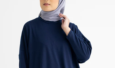 baju biru navy cocok dengan jilbab warna apa? Berikut Rekomendasi Kombinasinya