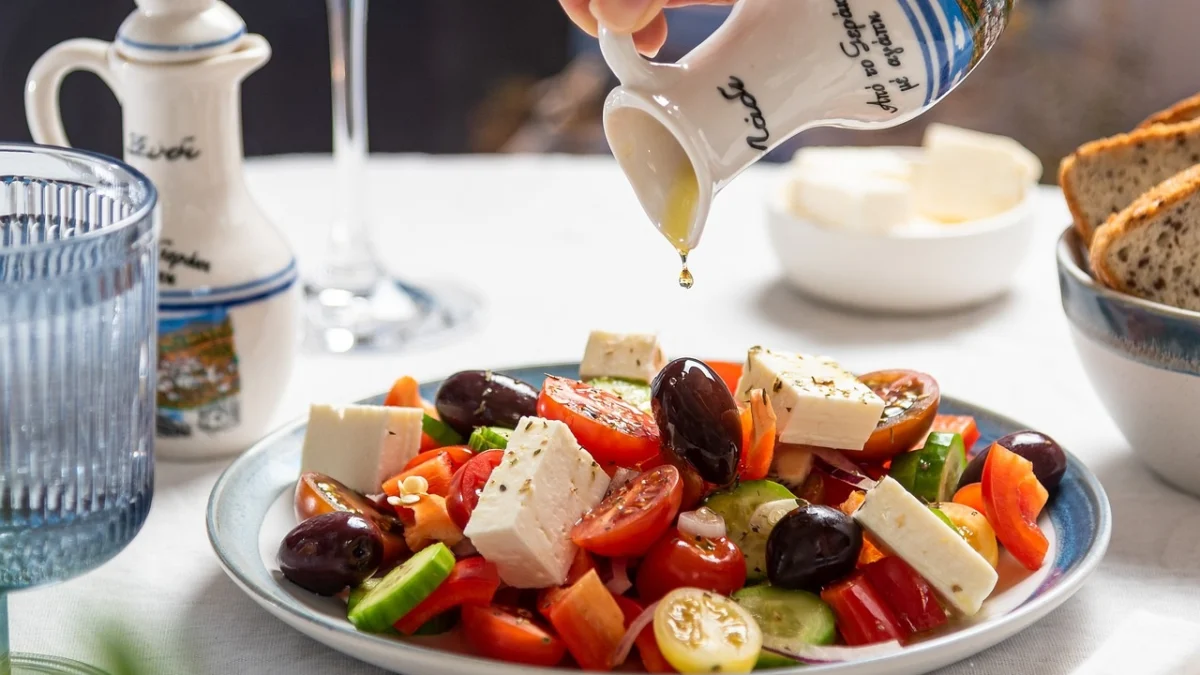 Penggunaan EVOO yang paling populer adalah sebagai dressing untuk salad. Minyak zaitun dapat memberikan aroma lezat pada salad sayuran dan tambahan daging seperti tuna, salmon, atau daging ayam.