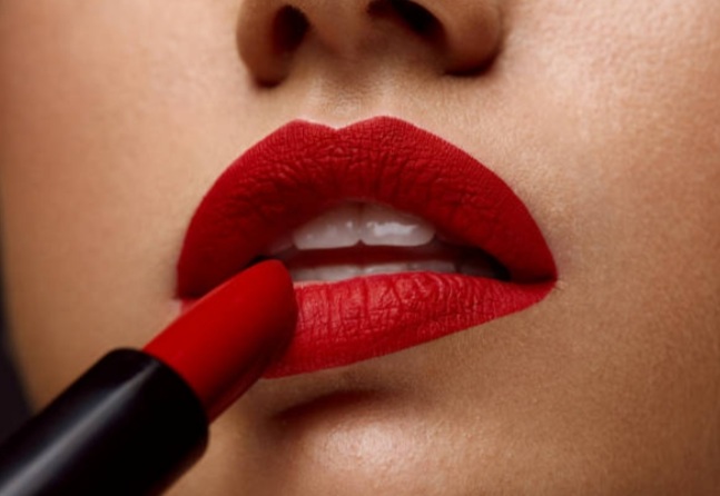 Tips dan Cara Pakai Lipstik Yang Benar Untuk Usia 40 Tahunan