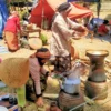 budaya ngakeul atau menanak nasi secara tradisional harus dilestarikan