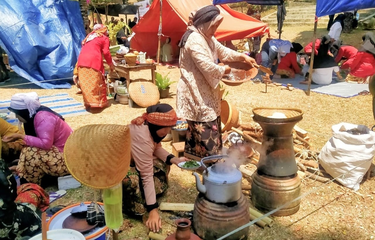 budaya ngakeul atau menanak nasi secara tradisional harus dilestarikan