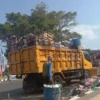 Sampah bekas Pawai Karnaval Harjad ke 525 Kuningan
