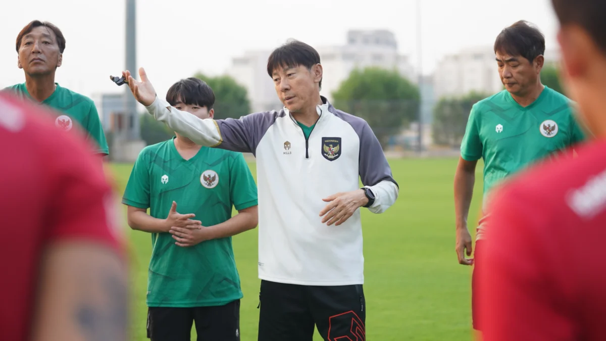 Potret Shin Tae Yong saat sesi latihan Timnas Indonesia Jelang Laga Lawan Irak pada Kualifikasi Piala Dunia 2026.