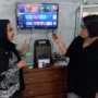 Group Head XL Axiata West Region, Desy Sari Dewi (paling kanan) menjelaskan layanan XL SATU kepada seorang pelanggan di Pekanbaru