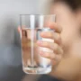 Minum Air Putih di cuaca panas