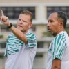Pelatih Persebaya Surabaya Josep Gombau (kiri) Uston Nawawi (kanan) dalam sebuah latihan.