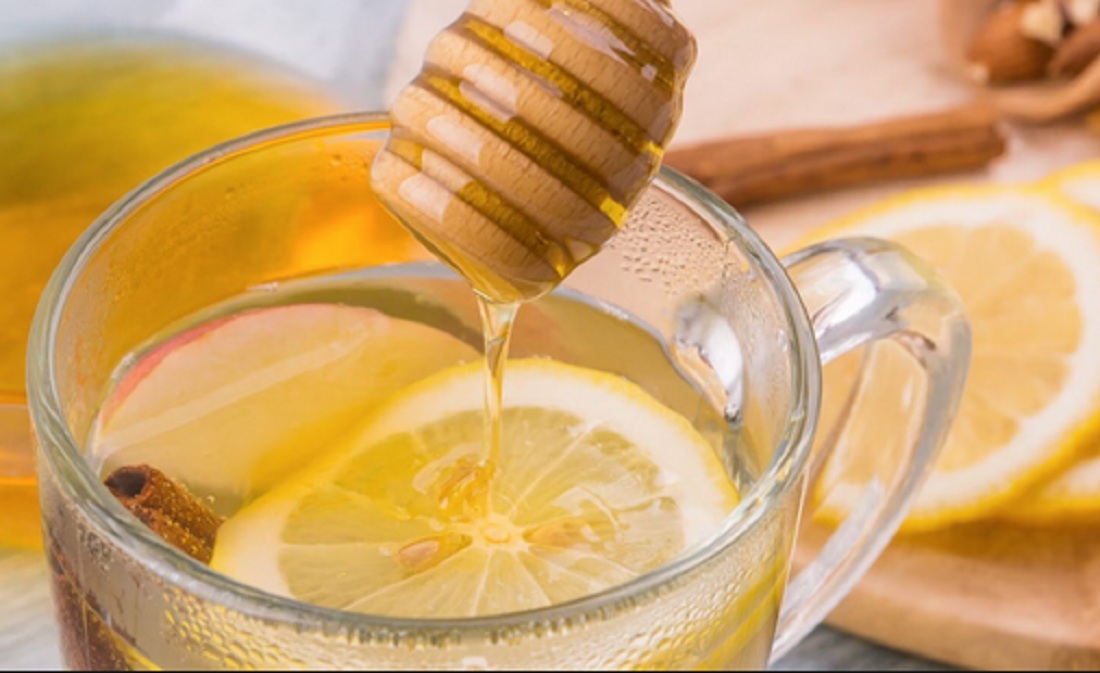 air hangat dengan madu dan lemon