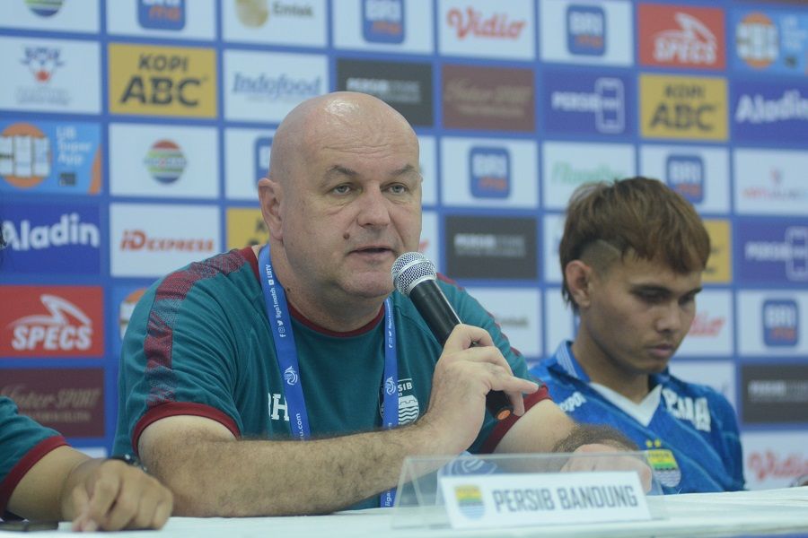 Bojan Hodak saat konferensi pers usai laga Persib kontra Arema FC.