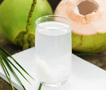 Cara minum air kelapa yang benar