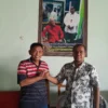 Ketua DPD Projo Ganjar Jabar, Heru Susilo (kaos belang-belang), menginstruksikan kepada anggotanya untuk mendukung Caleg PAN Kabupaten Cirebon, Heru Subagia di kontestasi Pileg 2024.
