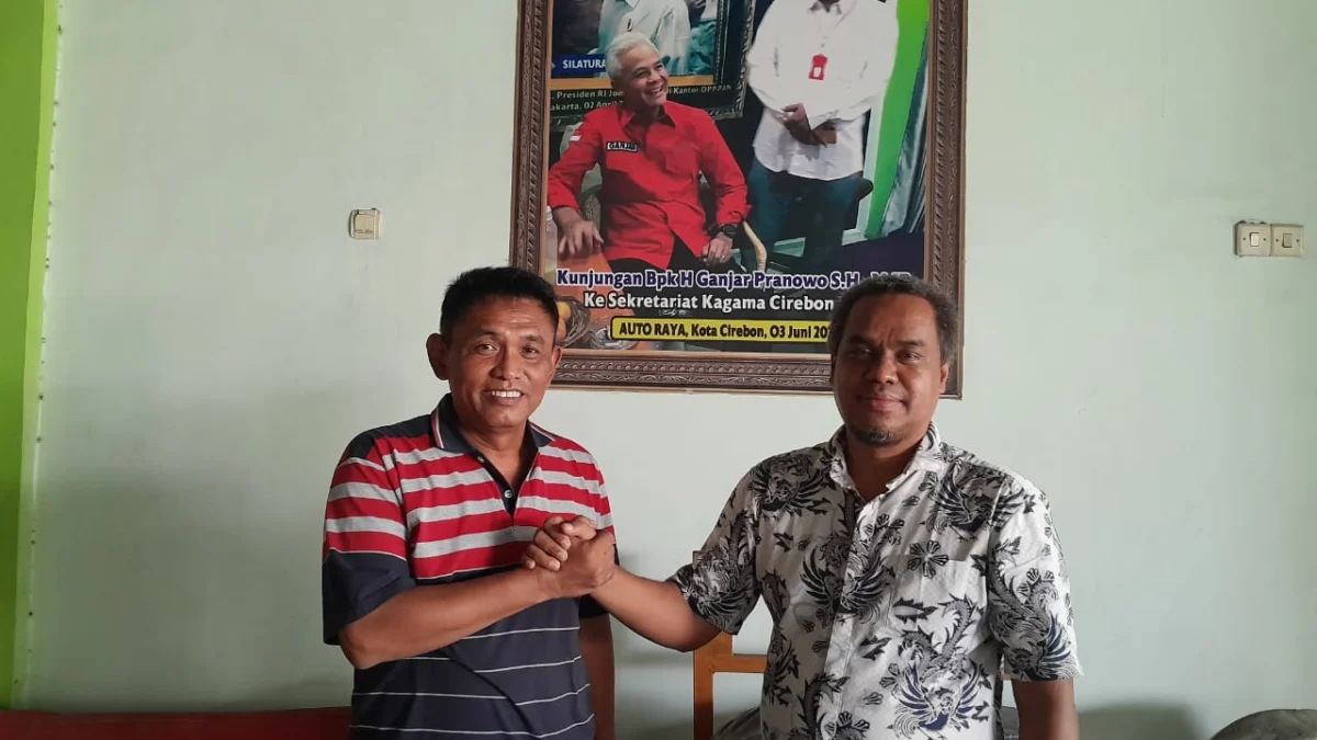 Ketua DPD Projo Ganjar Jabar, Heru Susilo (kaos belang-belang), menginstruksikan kepada anggotanya untuk mendukung Caleg PAN Kabupaten Cirebon, Heru Subagia di kontestasi Pileg 2024.
