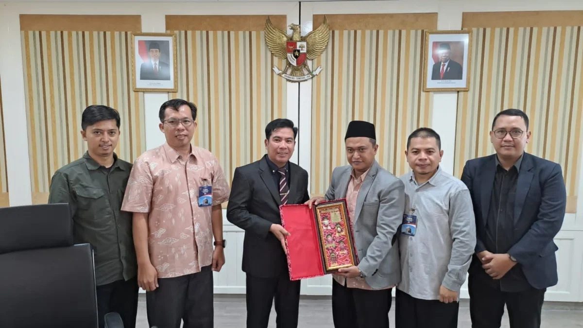 Atase Pendidikan dan Kebudayaan KBRI di Kuala Lumpur Malaysia, Prof. Dr. Muhammad Firdaus, SP, MSI menyambut b