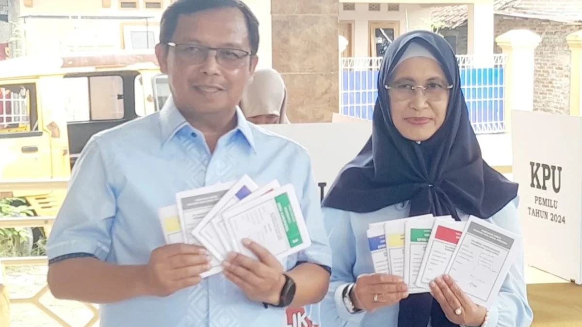 Herman Khaeron beserta istri dr Ratnawati usai memberikan hak suaranya pada 14 Februari 2024.