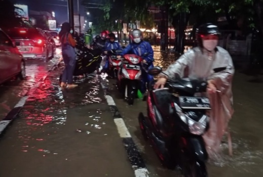 Tips Mengatasi Mesin Sepeda Motor Setelah Terkena Banjir