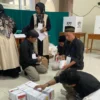 Petugas KPSS saat pelaksanaan Pemilu 2024 di TPS