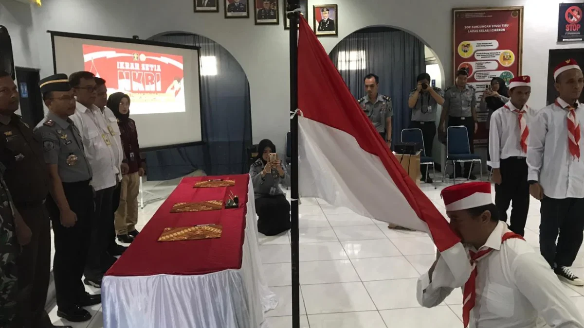 Cium bendera- tiga napi tindak pidana terorisme di Lapas Cirebon, menyatakan ikrar setia kembali terhadap NKRI