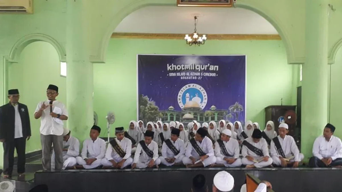 Siswa kelas XII SMA Al Azhar 5 mengikuti Khotmil Quran ke-27 di Masjid Sayyidin Panatagama.