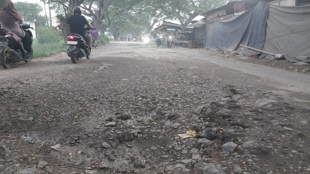 Ruas jalan sepanjang jalur Panguragan-Arjawinangun rusak parah membahayakan pengguna jalan.