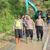 Kapolres Kuningan AKBP Willy Andrian meninjau langsung lokasi kejadian tanah longsor di Desa Cantilan, Kecamat