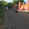 Sejumlah jalan di Kota Cirebon masih dalam keadaan rusak, harus segera diperbaiki.