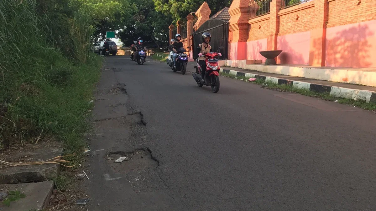 Sejumlah jalan di Kota Cirebon masih dalam keadaan rusak, harus segera diperbaiki.