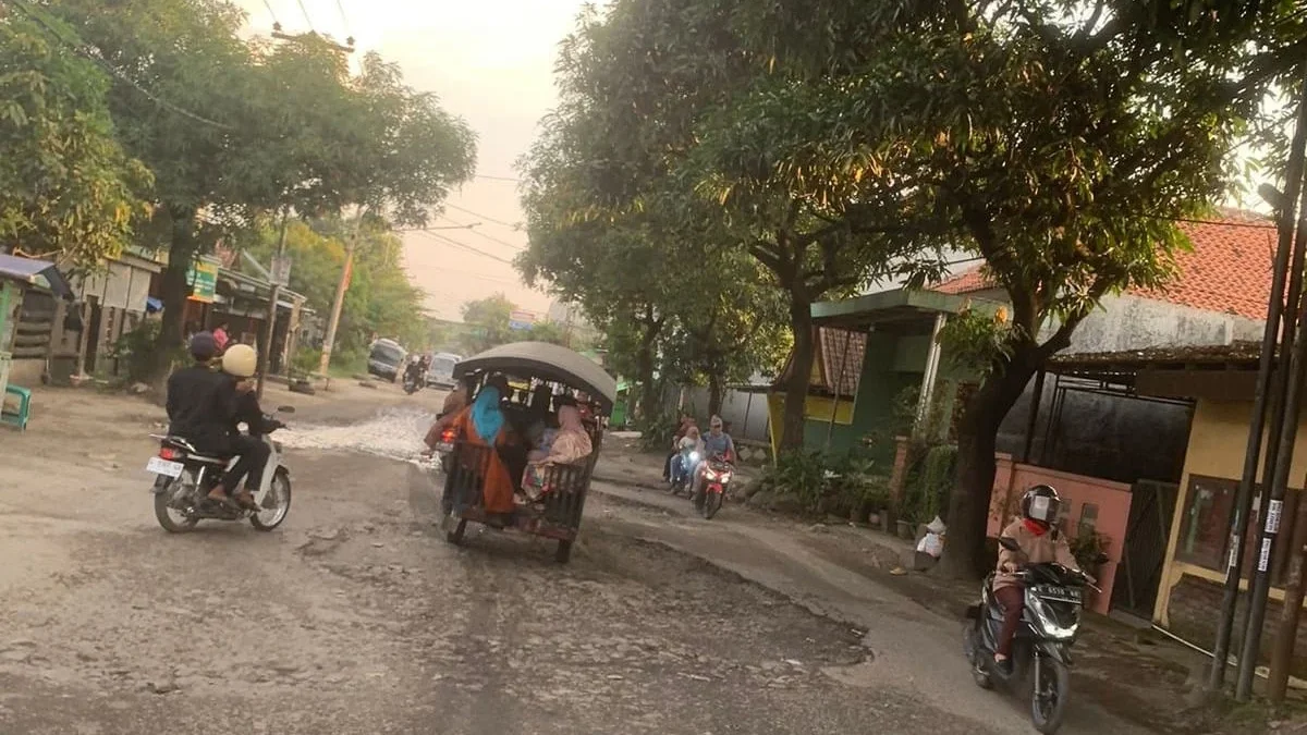 Jalan rusak di wilayah Timur Kabupaten Cirebon