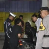 Polresta Cirebon melakukan pemeriksaan kepada pengendara sepeda motor dalam kegiatan rutin yang ditingkatkan (
