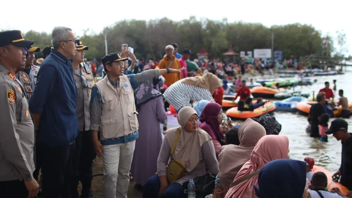 Pj Walikota Cirebon Drs H Agus Mulyadi MSi saat melakukan monitoring di Pantai Kejawanan Kota Cirebon.