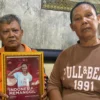 Kedua orang tua Nanda Rahmawati memperlihatkan foto Nanda yang dipanggil timnas Indonesia berlaga di Piala Asi