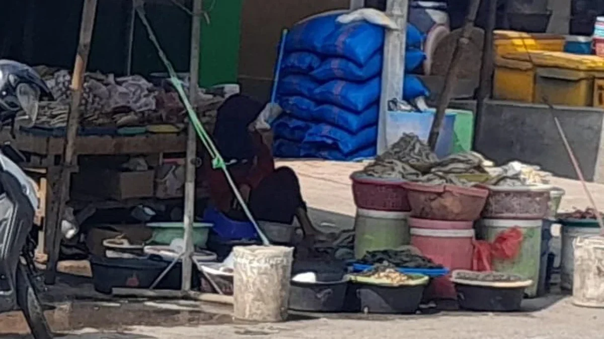 Penjual ikan di Pasar Gebang masih menunggu pembeli, kemarin. Pasca Idul Fitri, minat warga untuk membeli ikan