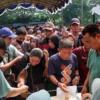 Penjualan beras murah melalui Gerakan Pangan Murah (GPM) di Lapangan Kebon Pelok, Kelurahan Kalijaga, Kecamata