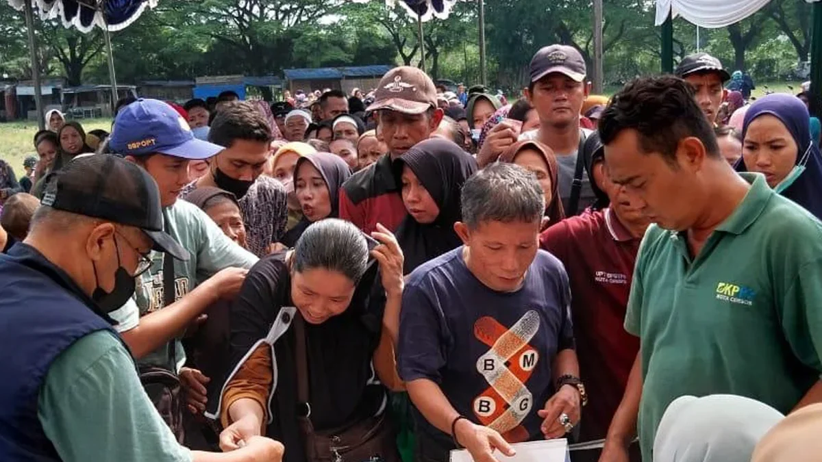 Penjualan beras murah melalui Gerakan Pangan Murah (GPM) di Lapangan Kebon Pelok, Kelurahan Kalijaga, Kecamata
