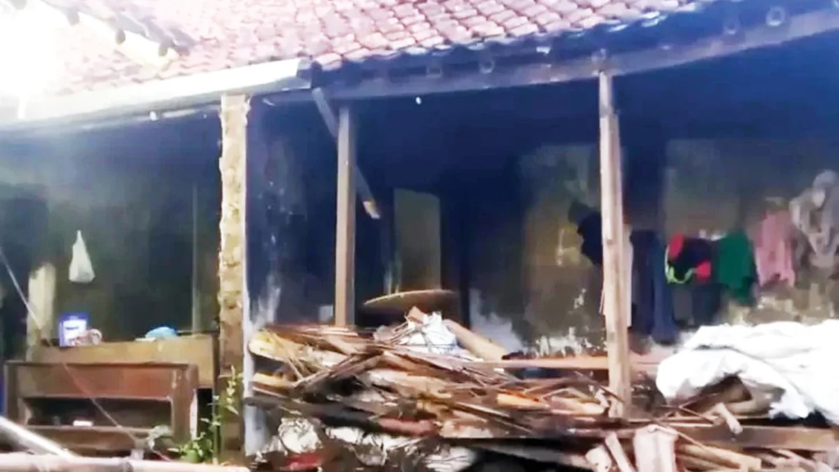 Salah satu rumah warga Desa Sukamenak, Kecamatan Bantarujeg, Kabupaten Majalengka, yang mengalami kerusakan. 