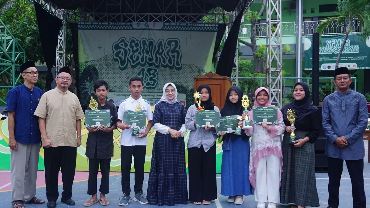 Asosiasi Santri Husnul Khotimah Asal Cirebon melakukan Penyerahan kepada juara lomba saat