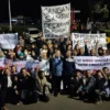Ratusan warga Desa Linggarjati, Kecamatan Cilimus, Kabupaten Kuningan, unjuk rasa menolak pembangunan hotel.
